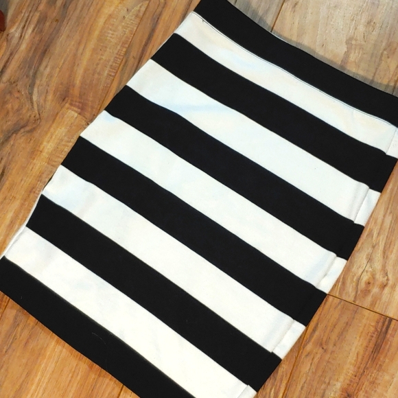 GUESS Striped Zip-Up Pencil Skirt - Picture 4 of 4